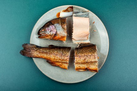 Foto de Delicioso salmón de trucha ahumado cortado en un plato. Pescado ahumado - Imagen libre de derechos