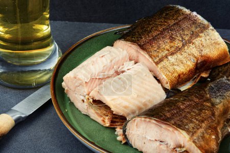 Foto de Sabroso salmón de trucha ahumado con cerveza, salmón al horno - Imagen libre de derechos