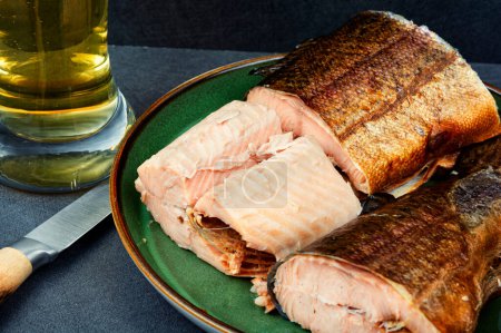 Foto de Sabroso salmón de trucha ahumado con cerveza, salmón al horno - Imagen libre de derechos