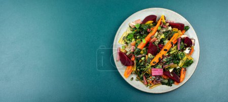 Foto de Ensalada de acelgas guisadas, remolacha y zanahorias con semillas de calabaza. Nutrición saludable para el menú del restaurante. Espacio para texto - Imagen libre de derechos