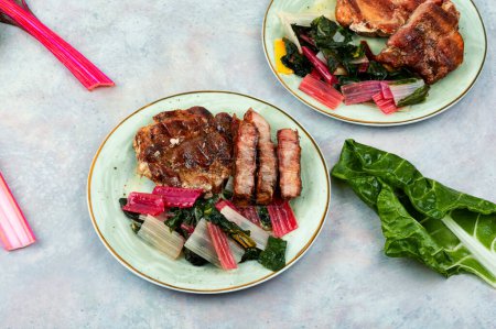 Téléchargez les photos : Barbecue steak de viande et salade d'herbes fraîches. - en image libre de droit