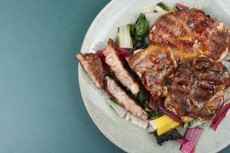 Téléchargez les photos : Bifteck de rôti appétissant avec une garniture de légumes. Espace de copie. - en image libre de droit