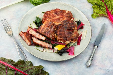Téléchargez les photos : Steak de viande appétissant sur un oreiller de légumes. - en image libre de droit