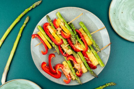 Téléchargez les photos : Kebabs colorés avec poivrons, asperges vertes, fromage. Cuisine barbecue d'été. Pose plate - en image libre de droit