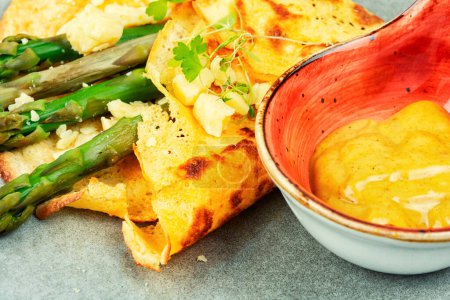Téléchargez les photos : Alimentation omelette farcie aux asperges vertes, sauce et herbes. - en image libre de droit