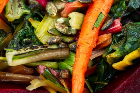 Foto de Alimento vegetariano dietético: acelgas, remolachas y zanahorias guisadas. Estofado de verduras, primer plano. - Imagen libre de derechos