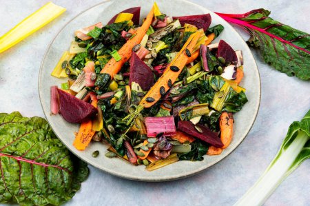 Téléchargez les photos : Salade de blettes confites, betteraves et carottes aux graines de citrouille. Une alimentation saine - en image libre de droit