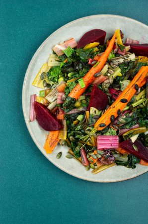 Foto de Alimento saludable: hojas de acelgas guisadas, remolachas y zanahorias. Comida ecológica. Puesta plana - Imagen libre de derechos