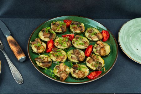 Téléchargez les photos : Régime alimentaire courgettes cuites au four avec des champignons et des herbes. Courgettes grillées - en image libre de droit