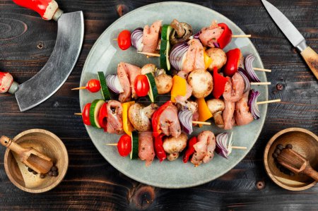 Téléchargez les photos : Kebab de viande non cuit avec des légumes marinés dans des herbes. Vue du dessus. - en image libre de droit