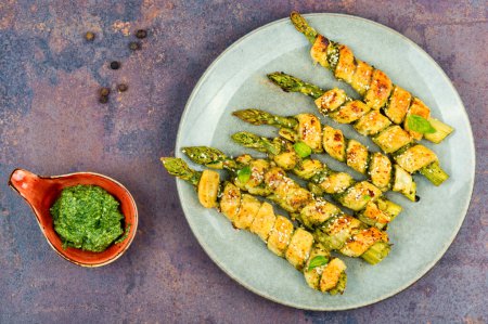 Téléchargez les photos : Asperges vertes végétariennes cuites à la pâte avec sauce pesto basilic. - en image libre de droit