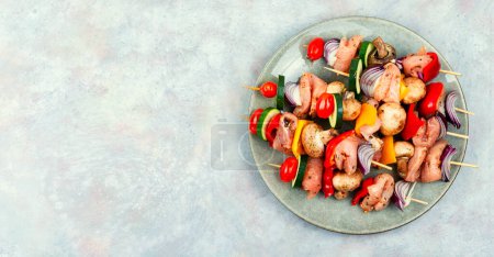 Foto de Delicioso kebab de carne con verduras marinadas en hierbas. Espacio para texto. - Imagen libre de derechos