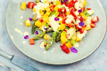 Téléchargez les photos : Nourriture végétalienne, salade de baies, asperges vertes, mangue et yaourt. Aliments sains - en image libre de droit