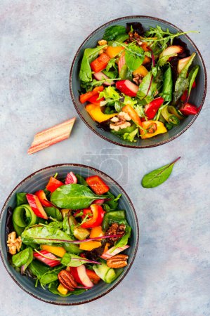 Téléchargez les photos : Salade de printemps fraîche de rhubarbe, poivron, herbes et noix - en image libre de droit