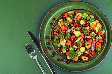 Téléchargez les photos : Salade de légumes diététiques brillants de chou, herbes et physalis. Salade végétalienne - en image libre de droit