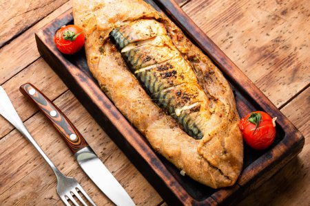 Téléchargez les photos : Tarte de poisson maison avec maquereau sur planche en bois. - en image libre de droit