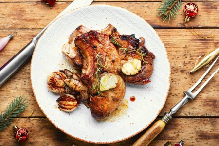 Téléchargez les photos : Steak de viande fraîche rôtie dans le dîner de Noël. - en image libre de droit