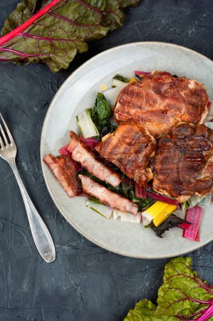 Téléchargez les photos : Délicieux steak de viande frite et salade d'herbes fraîches. Vue du dessus. - en image libre de droit