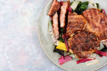 Foto de Filete de carne apetitoso en una almohada vegetal. Copiar espacio - Imagen libre de derechos