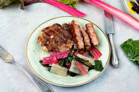 Téléchargez les photos : Délicieux steak de viande grillée et salade d'herbes fraîches - en image libre de droit