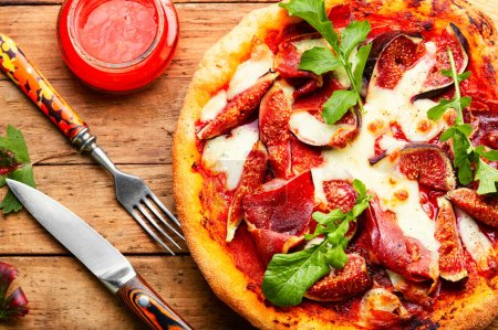 Téléchargez les photos : Pizza savoureuse avec bacon et fruits d'automne, figues. - en image libre de droit