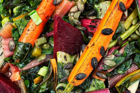 Téléchargez les photos : Aliments diététiques - feuilles, betteraves et carottes de blettes cuites. - en image libre de droit