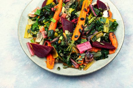 Foto de La alimentación brillante - la acelga cocida, la remolacha y la zanahoria. Concepto de comida saludable vegetariana - Imagen libre de derechos