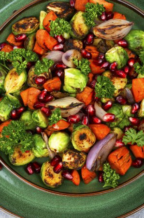 Foto de Apetitiva ensalada dietética con verduras a la parrilla, verduras y semillas de granada - Imagen libre de derechos