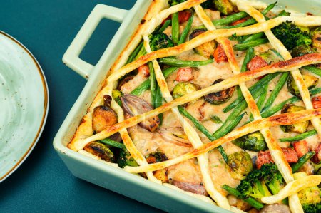 Téléchargez les photos : Homemade pie with Brussels sprouts, pumpkin and broccoli stuffed with meat - en image libre de droit