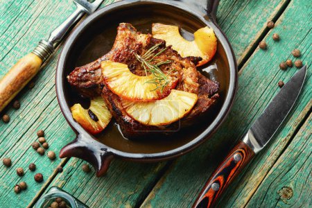 Téléchargez les photos : Steak haché frais grillé avec ananas sur une table en bois. Fruits et viande. - en image libre de droit