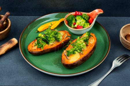 Foto de Patatas dulces al horno rellenas de champiñones, brócoli y pimientos. Comida vegana - Imagen libre de derechos