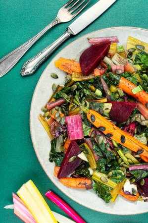 Foto de La alimentación - la acelga cocida, la remolacha y la zanahoria. Concepto vegetariano de comida saludable. Vista superior - Imagen libre de derechos