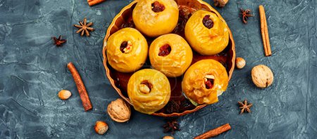 Téléchargez les photos : Pommes d'automne cuites au four avec noix et raisins secs. Dessert faible en calories. Espace de copie. - en image libre de droit