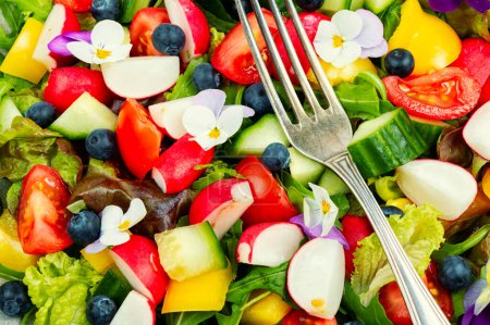 Foto de Ensalada de verduras saludables con flores comestibles o marrones de campo. Comer limpio. De cerca.. - Imagen libre de derechos