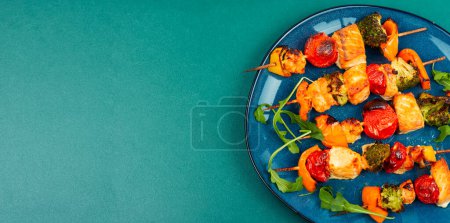 Téléchargez les photos : Brochettes de kebab au saumon grillé avec légumes. Espace de copie - en image libre de droit