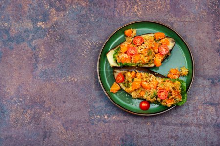 Foto de Berenjenas rellenas con calabaza, tomates y quinua en un plato. - Imagen libre de derechos