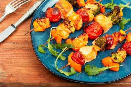 Téléchargez les photos : Brochettes de kebab de saumon appétissantes aux légumes. - en image libre de droit