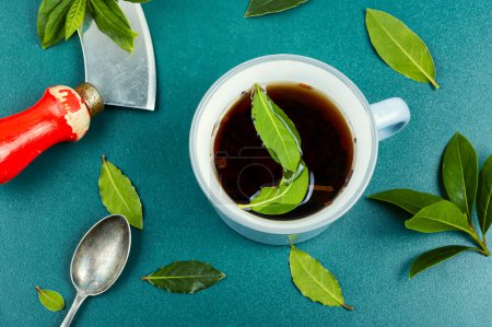 Foto de Una taza de té recién hecho con hojas de laurel. Vista superior - Imagen libre de derechos