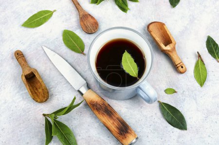 Téléchargez les photos : Tasse de thé frais avec des feuilles de laurier. Vue du dessus - en image libre de droit