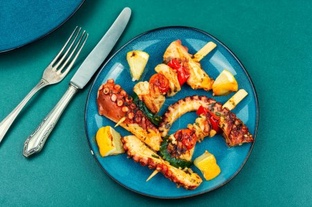Foto de Pinchos de pescado de pulpo, calamar y verduras en un pincho. Concepto de picnic de dieta - Imagen libre de derechos
