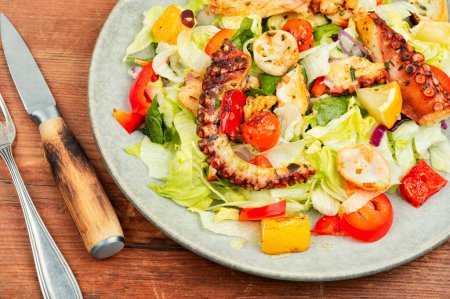 Téléchargez les photos : Salade saine de légumes frais et tentacules de poulpe - en image libre de droit