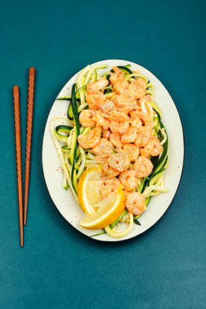 Téléchargez les photos : Crevettes cuites avec courgettes tranchées. De la nourriture asiatique. Vue du dessus. - en image libre de droit
