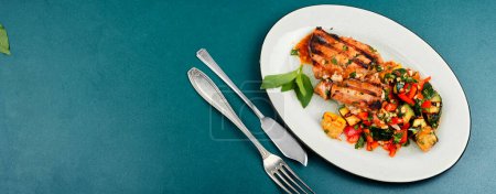 Foto de Filete de atún a la parrilla con verduras asadas en un plato. Copiar espacio - Imagen libre de derechos