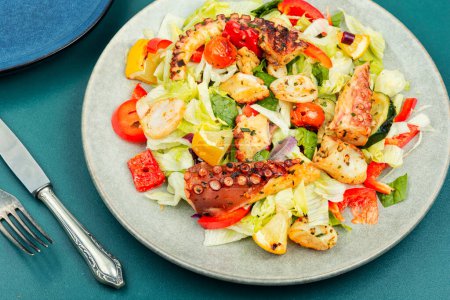 Téléchargez les photos : Salade saine de légumes frais et poulpe grillé dans une assiette. - en image libre de droit
