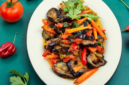 Téléchargez les photos : Saute de légumes à l'aubergine. Nourriture végétarienne, ragoût de légumes. - en image libre de droit