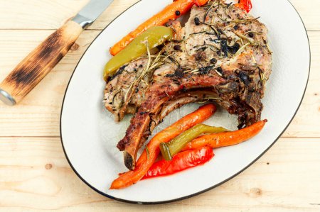 Téléchargez les photos : Bifteck de viande de longe de porc tomahawk frit juteux sur table en bois. - en image libre de droit