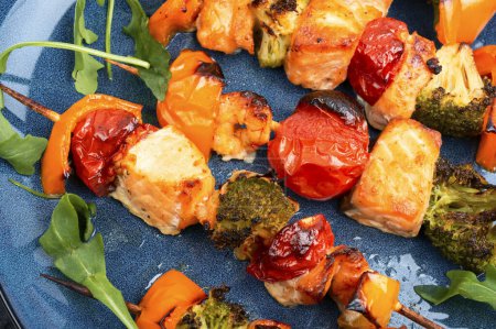 Téléchargez les photos : Brochettes de saumon et légumes grillés dans une assiette, gros plan. - en image libre de droit