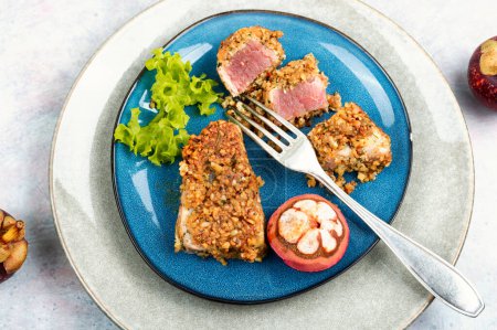 Téléchargez les photos : Assiette de steak de thon cuit dans une panique de noix avec des mangoustans. Pose plate. - en image libre de droit