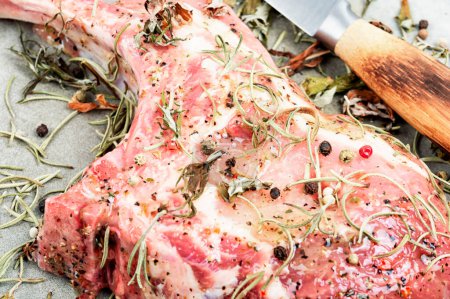 Téléchargez les photos : Bifteck de porc cru Tomahawk mariné aux herbes épicées. Préparation du dîner. - en image libre de droit