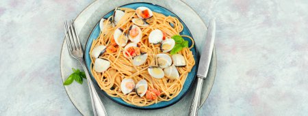 Téléchargez les photos : Pâtes aux fruits de mer aux palourdes et spaghettis. Pose plate avec espace de copie. - en image libre de droit